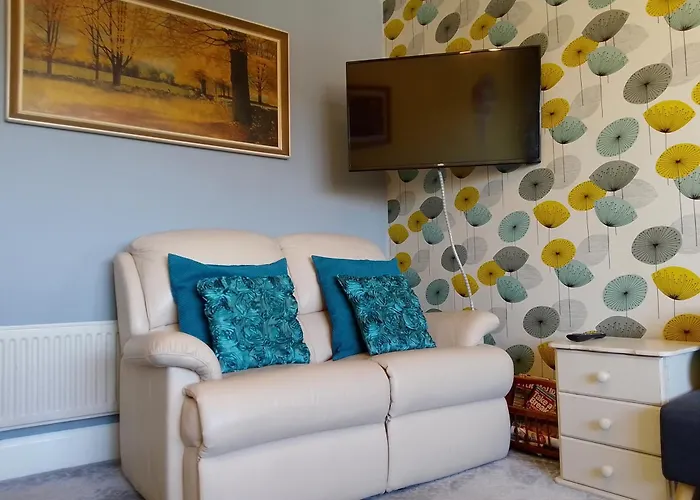 4 Cromwell Terrace - 2 Bed Top Floor Apartment With Views Across Town To The Sea