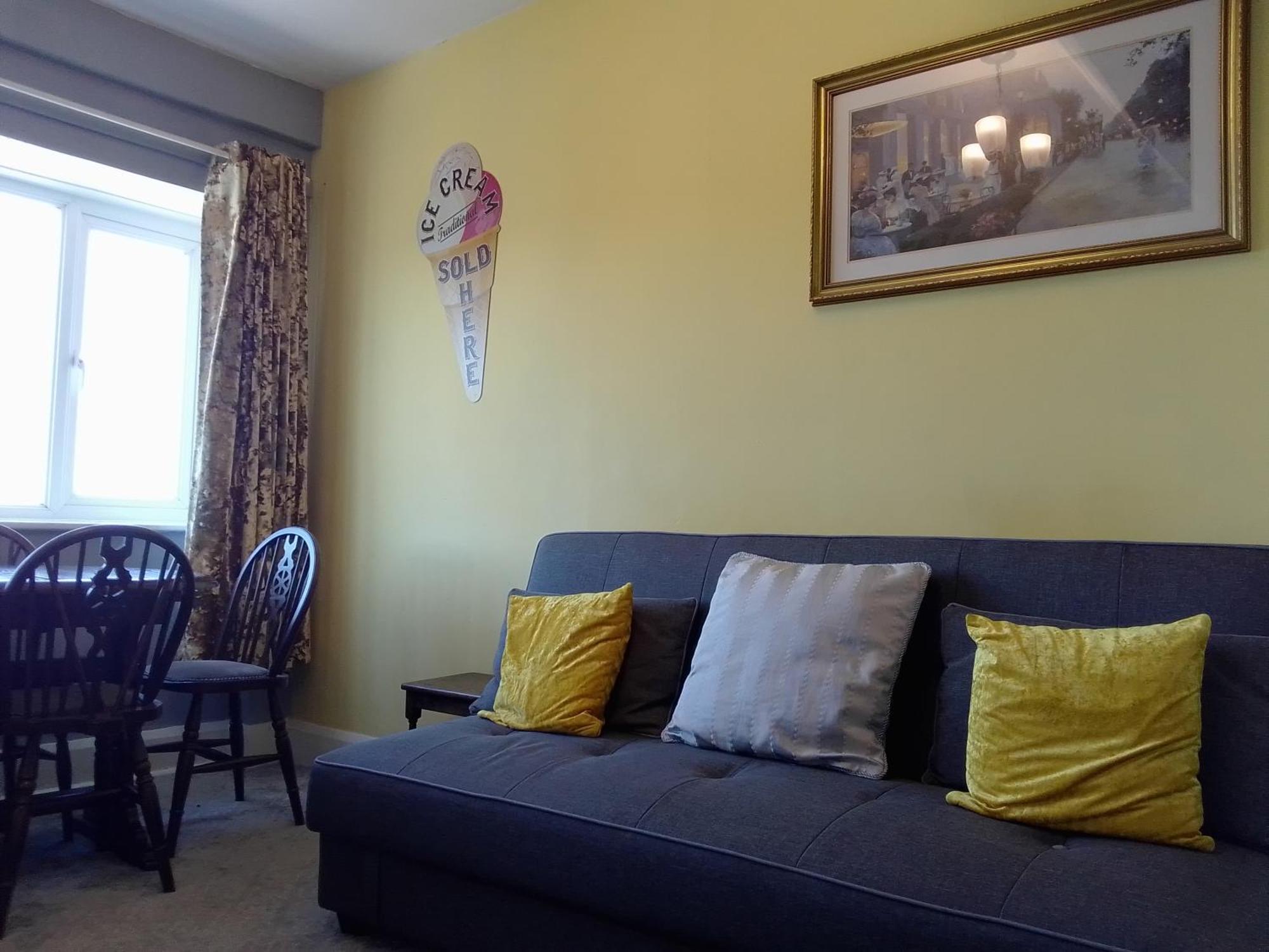 Apartment 4 Cromwell Terrace - 2 Bed Floor With Views Across Town To The Sea Scarborough